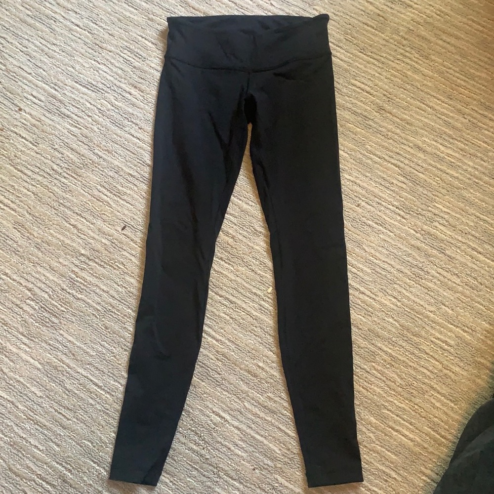 Black Lululemon wander under leggings